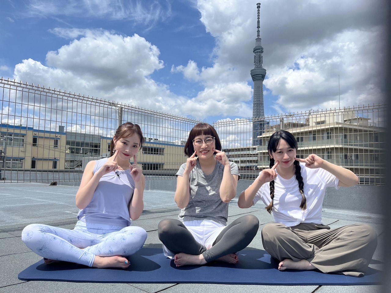 「あかまヨガスマイル～全国自撮り旅～」に出演する赤間有華アナ（左）とゲストのスパイク。(c)BSよしもと