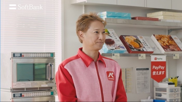 CM「ペイトク店長 コンビニ」編のワンシーン。