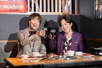 コカ・コーラで乾杯するぺこぱ。