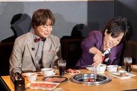 肉を焼くぺこぱ。