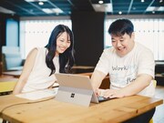 コラボスタイルの社内で社会人経験を積むラランド・ニシダ。