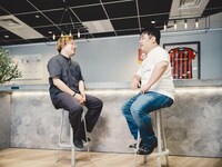 コラボスタイルの社内で社会人経験を積むラランド・ニシダ。