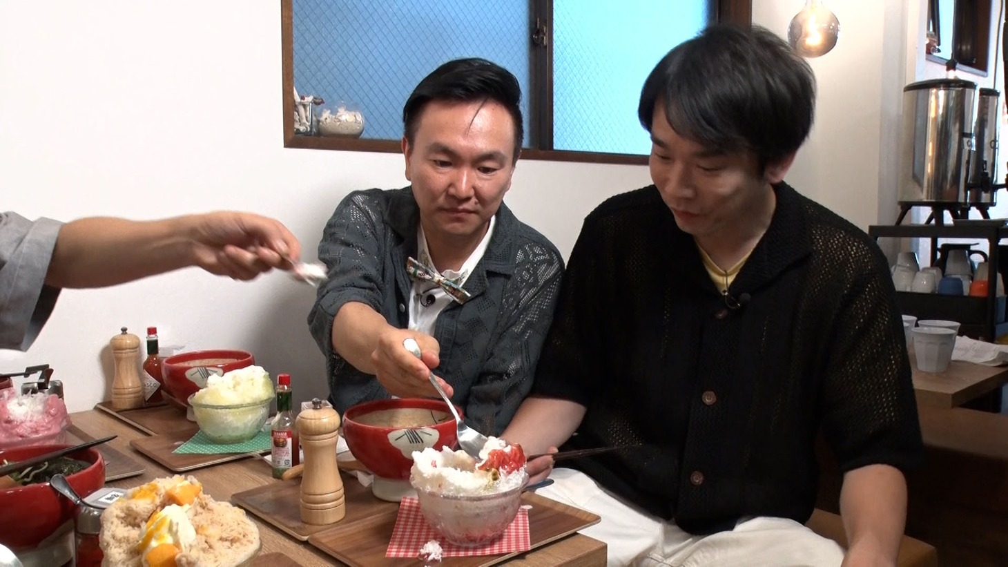 銀シャリ橋本の一押し店でラーメンとかき氷を食べるかまいたち。