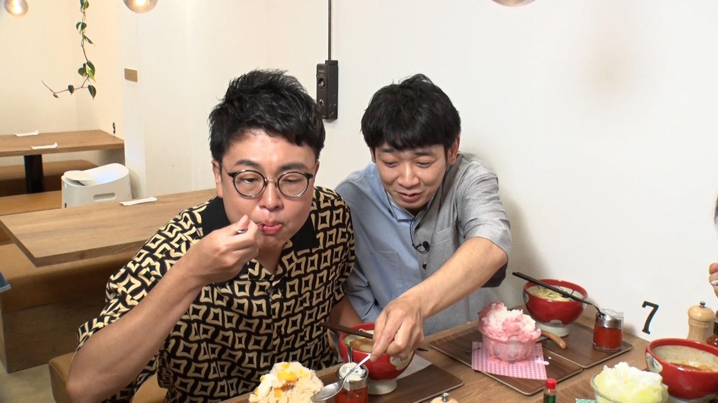 ラーメンとかき氷を食べる銀シャリ。