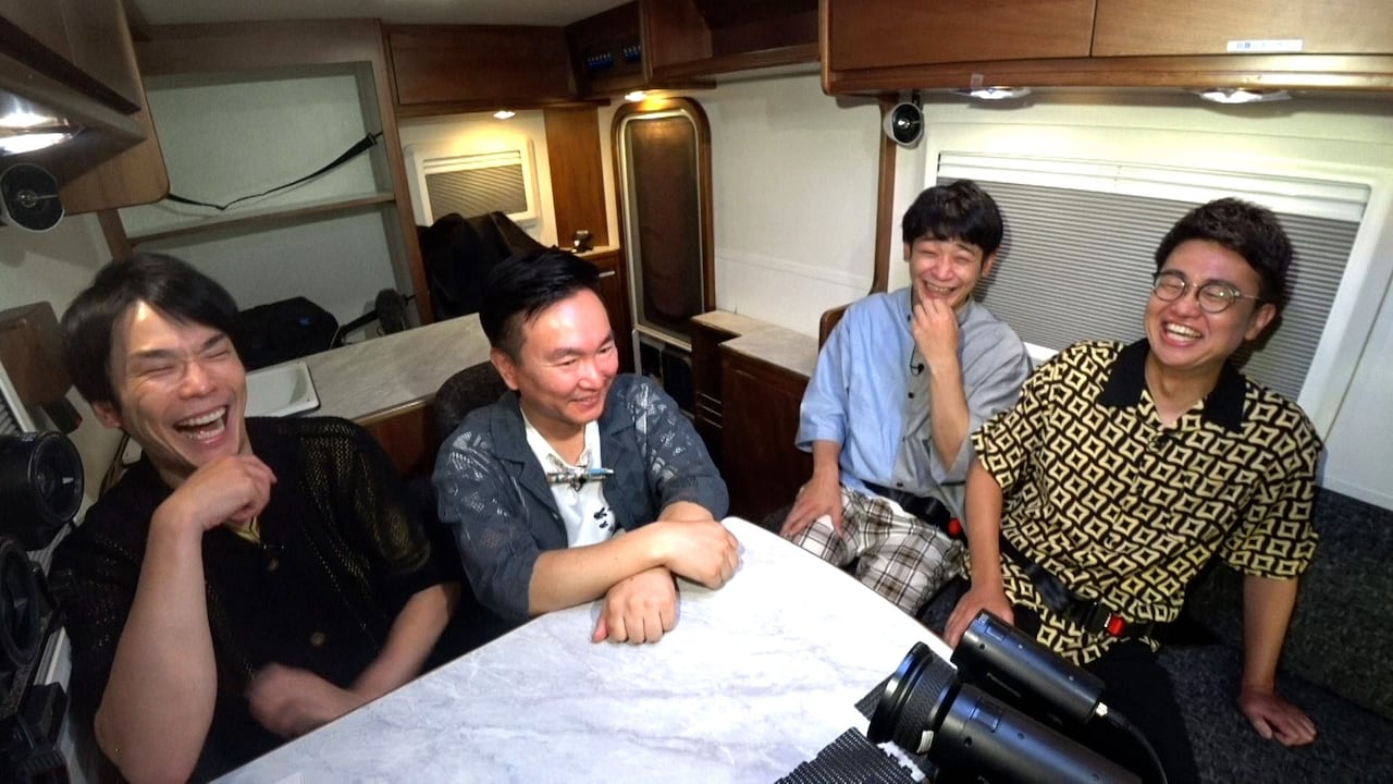 車内トークを繰り広げるかまいたち、銀シャリ。
