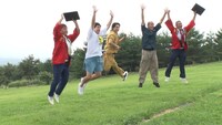 ジャンプする5人。(c)テレビ朝日