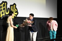 江口のりこに花束を渡すマユリカ阪本。