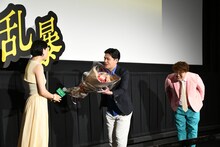 江口のりこに花束を渡すマユリカ阪本。