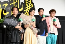 フォトセッション中もマユリカにしゃべりかけたい江口のりこ（左から2人目）。