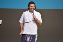 「蛾か蝶」に「酒屋の男」役で出演する見取り図・盛山。