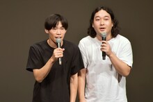 「蛾か蝶」の考察をしたあと、自身が出演する映画「この動画は再生できません」の告知をする、かが屋。