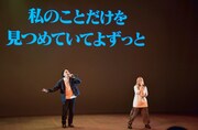 「蛾か蝶」エンディング曲「東京～Lose Myself～」を披露する（左から）見取り図・盛山、岩淵紗貴（MOSHIMO）。