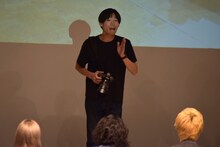 集合写真の撮影を担当する、かが屋・加賀。