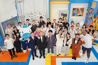 「開校！笑金スクール」の出演者たち。