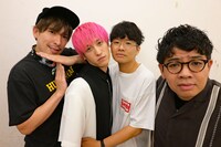 EXIT（左）とミキ（右）。