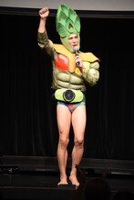 大会アンバサダーの小島よしお。