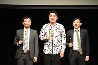 キュウリを食べる三日月ヶ浜。