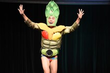 「野菜サンバ」を歌い踊る小島よしお。