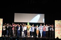 「野菜サンバ」を歌い踊る芸人たち。