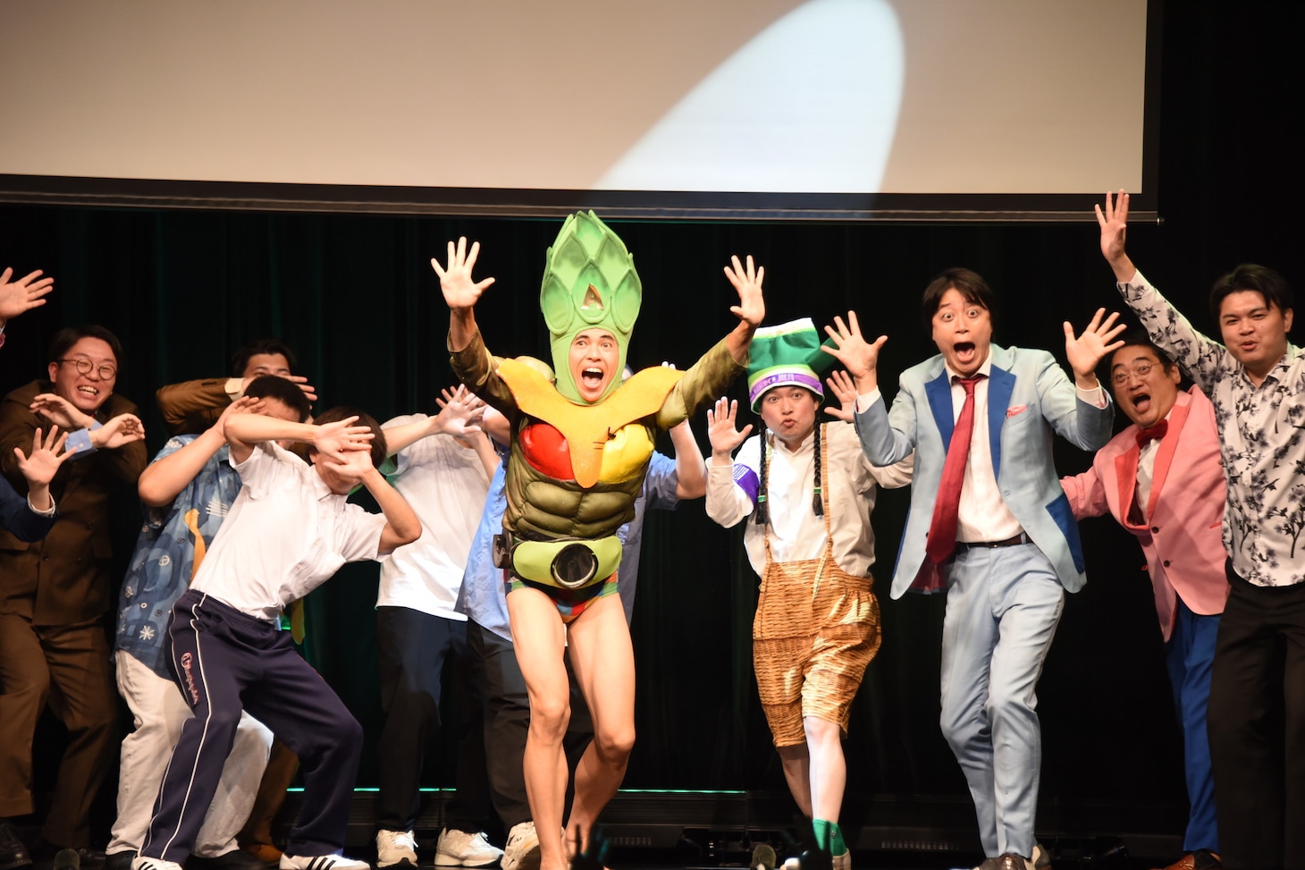 「野菜サンバ」を歌い踊る芸人たち。