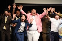 「野菜サンバ」を歌い踊る芸人たち。