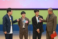 タカアンドトシに話を聞かれる19秒芝生舐め。（写真提供：吉本興業）