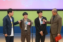 タカアンドトシに話を聞かれる19秒芝生舐め。（写真提供：吉本興業）