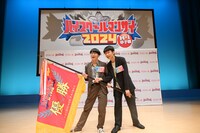 優勝した優勝コンビ・19秒芝生舐め。左が渡邉楽さん、右が高橋洸さん。（写真提供：吉本興業）