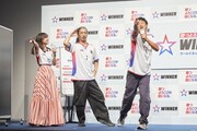 1試合予想くじ「WINNER」の新CM発表会で「WINNER、サンキュー！」と叫ぶパンサー尾形（右）、パラパラを見せるパンサー菅（中央）と、影山優佳（左）。