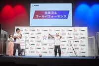 ゴールパフォーマンスとしてパラパラを踊るパンサー菅と、実況しながらその様子にツッコミを入れるパンサー尾形。