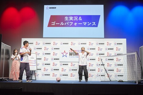 ゴールパフォーマンスとしてパラパラを踊るパンサー菅と、実況しながらその様子にツッコミを入れるパンサー尾形。