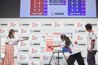 試合の予想をする3人。