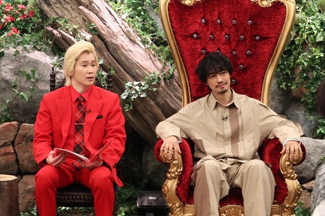 「あにまるランキングダム」MCの（左から）メイプル超合金カズレーザー、斎藤工。(c)フジテレビ