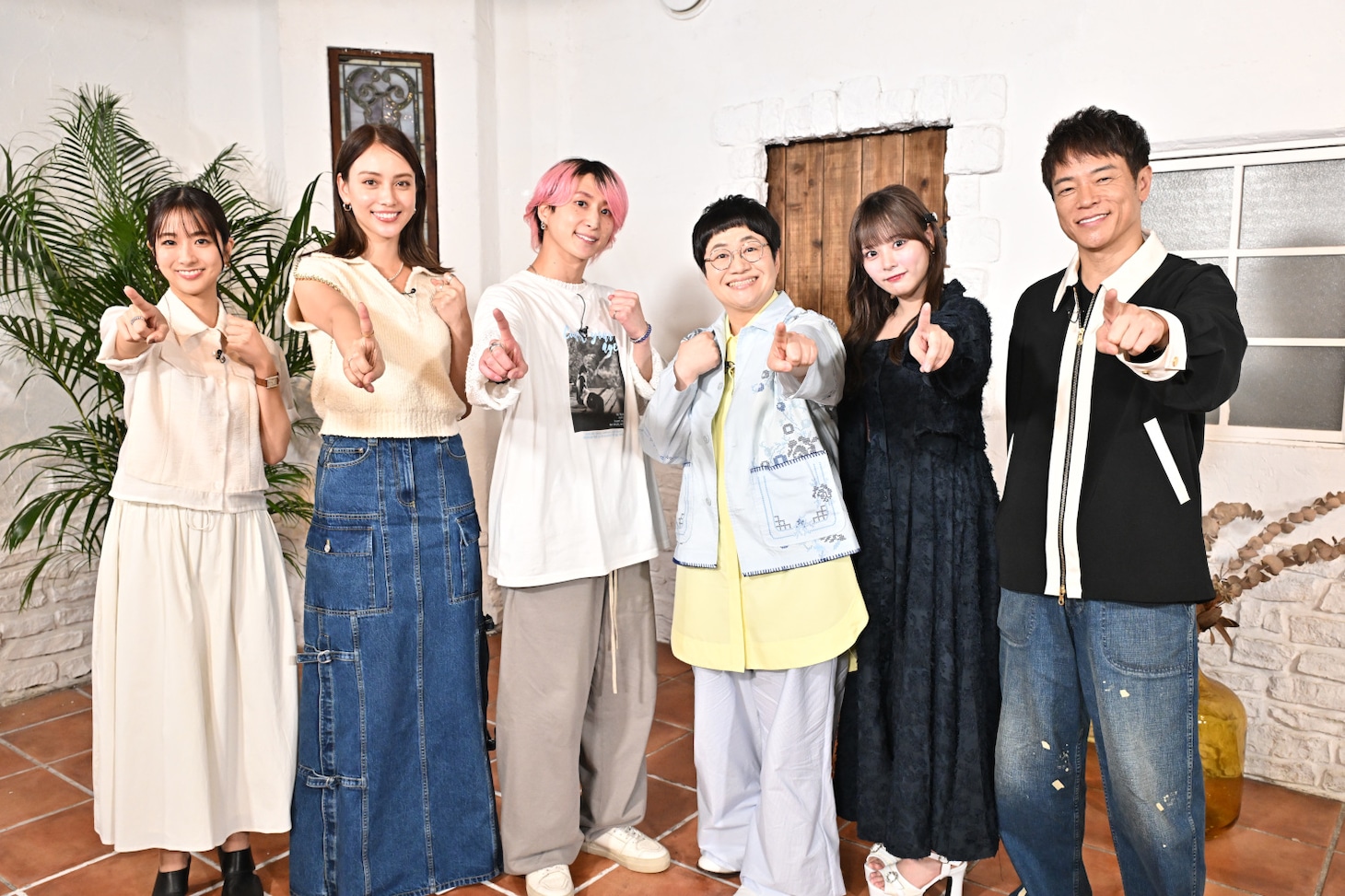 「ガラッとチェンジマン」に出演する（左から）田村真子アナ、滝沢カレン、佐久間大介、ハリセンボン春菜、齊藤なぎさ、陣内智則。(c)TBS