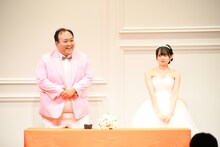 新郎新婦。（左から）ママタルト大鶴肥満、水野舞菜。