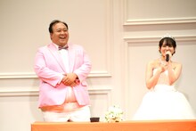 幸せいっぱいの新郎新婦。（左から）ママタルト大鶴肥満、水野舞菜。