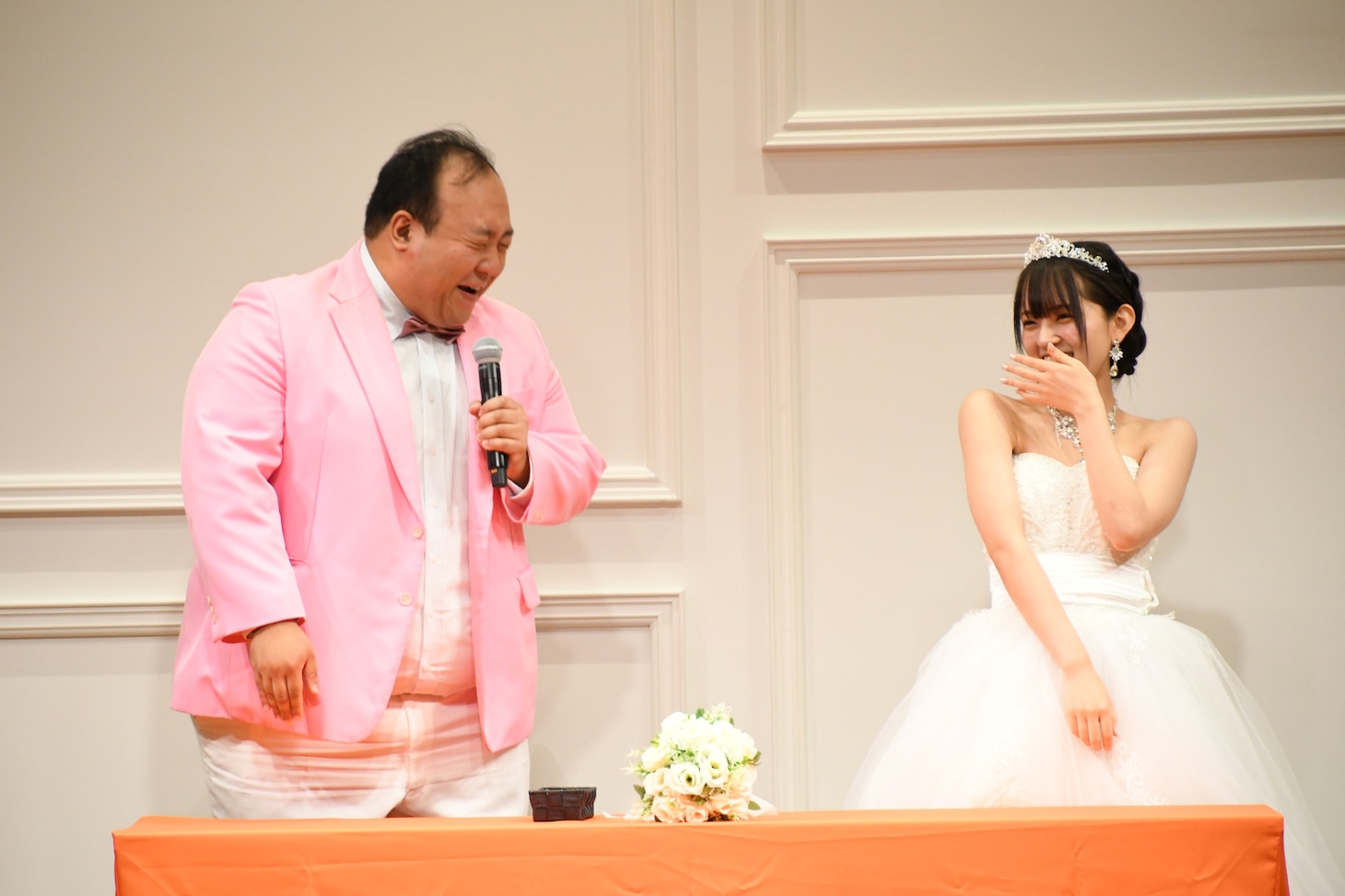 新婦の言葉に「ファ、ファ、ブァカッ……！」と照れる大鶴肥満。