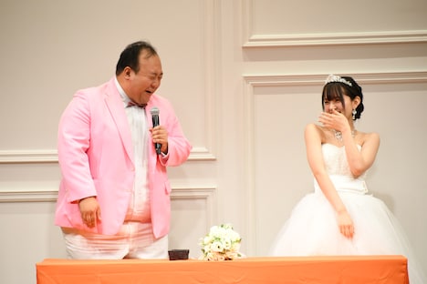 新婦の言葉に「ファ、ファ、ブァカッ……!」と照れる大鶴肥満。