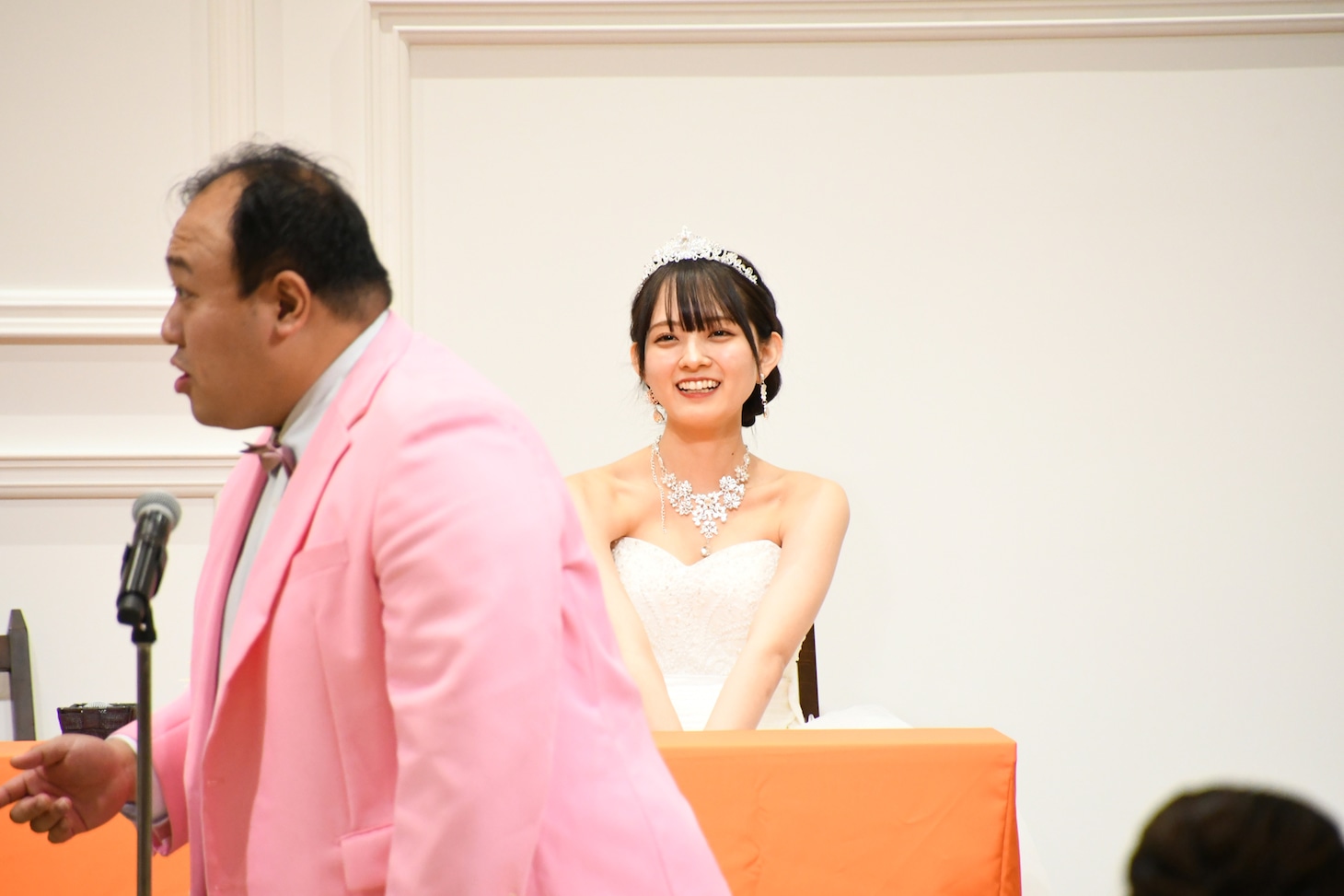 新郎の大鶴肥満を優しく見つめる新婦の水野舞菜。