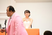 新郎の大鶴肥満を優しく見つめる新婦の水野舞菜。