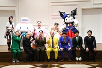 集合写真撮影を行う場面。