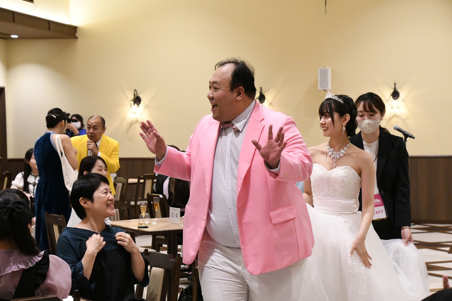 テーブルを回る新郎新婦。