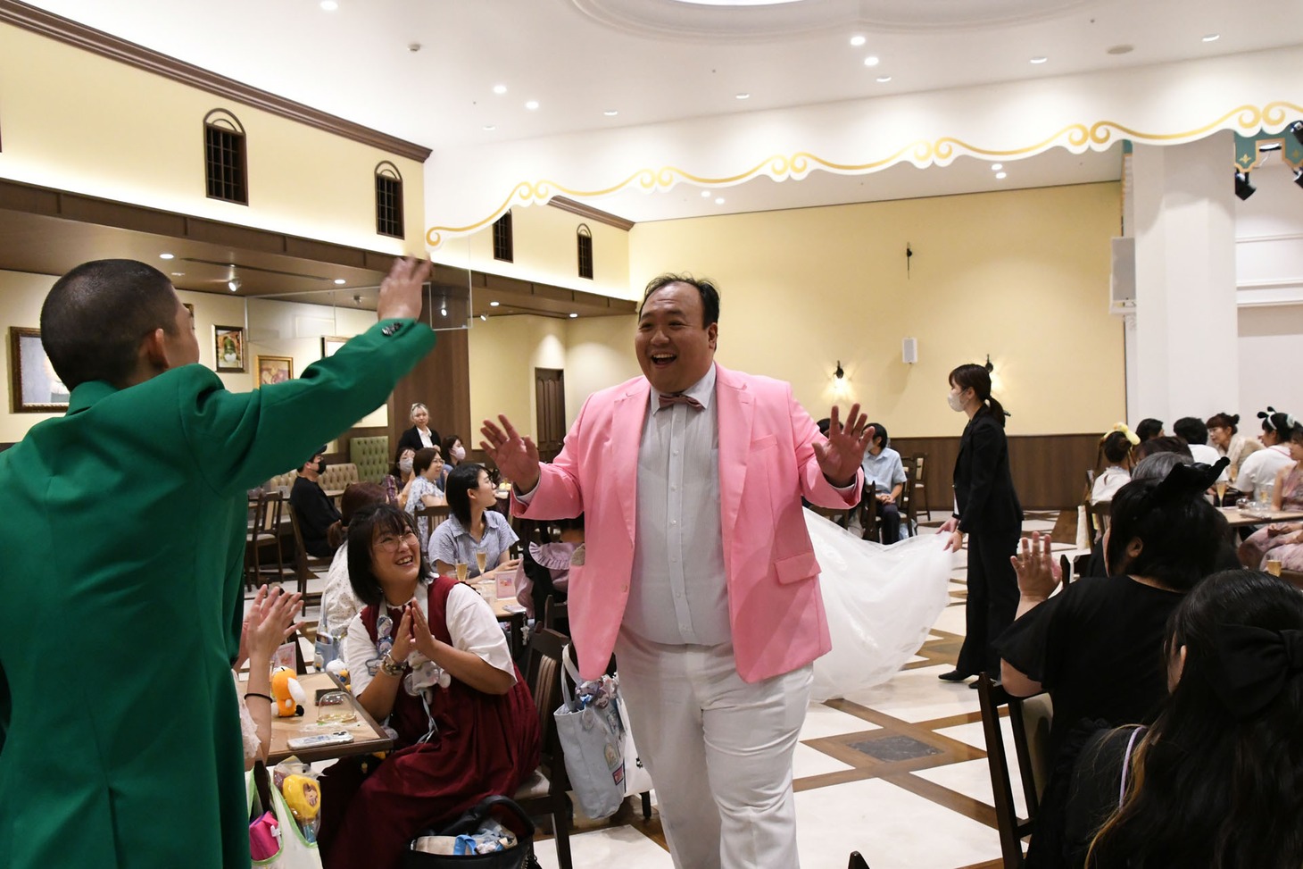 どんぐりたけしを見つけて笑顔の大鶴肥満。