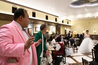 新婦を置いてきてしまう新郎・大鶴肥満。