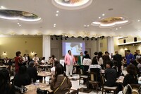 混乱する会場。