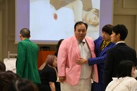 呆然とする大鶴肥満を支える芸人たち。