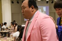 呆然と会場をさまよう大鶴肥満。