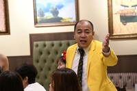 会場に医者がいないか必死で探すきしたかの高野。