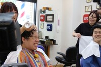 冷やしシャンプーを体験する霜降り明星。