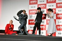 エイリアン（研ナオコ）に腰を抜かして驚くカズレーザー（左端）。(c)2024 20th Century Studios. All Rights Reserved.